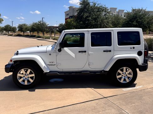 Used 2016 Jeep Wrangler Unlimited Sahara w/ Connectivity Group AWD/4WD image 6