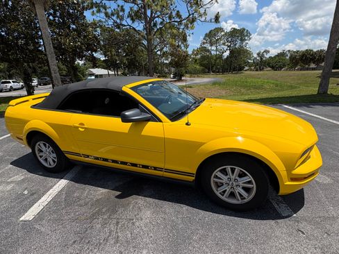 Used 2006 Ford Mustang Convertible RWD image 1