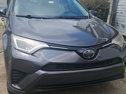 Used 2018 Toyota RAV4 LE FWD image 1