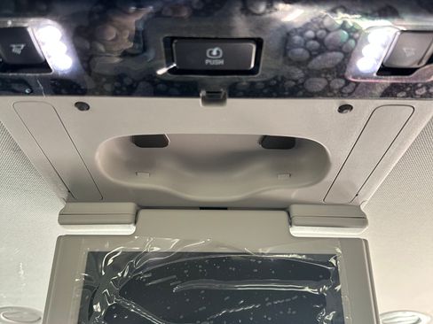 Used 2018 Chevrolet Suburban Premier image 12