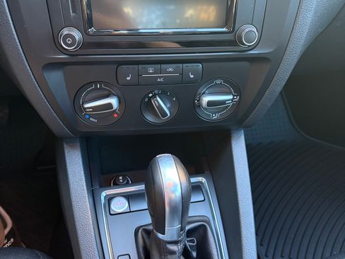 Used 2018 Volkswagen Jetta SE FWD image 6