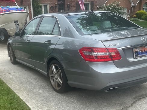 Used 2012 Mercedes-Benz E 550 4MATIC Sedan image 4