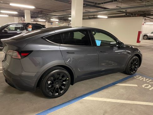 Used 2024 Tesla Model Y Long Range image 10