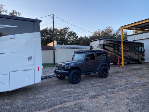 Used 2017 Jeep Wrangler Rubicon w/ Power Convenience Group image 15