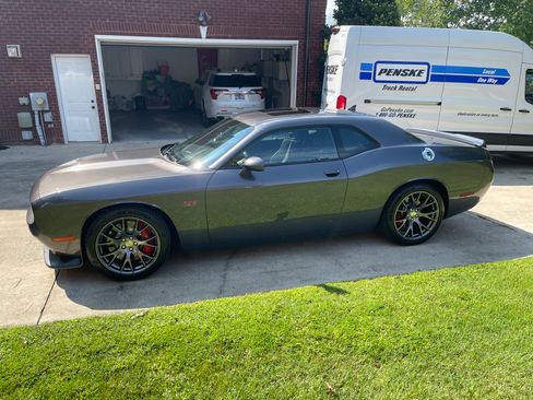 Used 2015 Dodge Challenger SRT w/ Technology Group RWD image 15