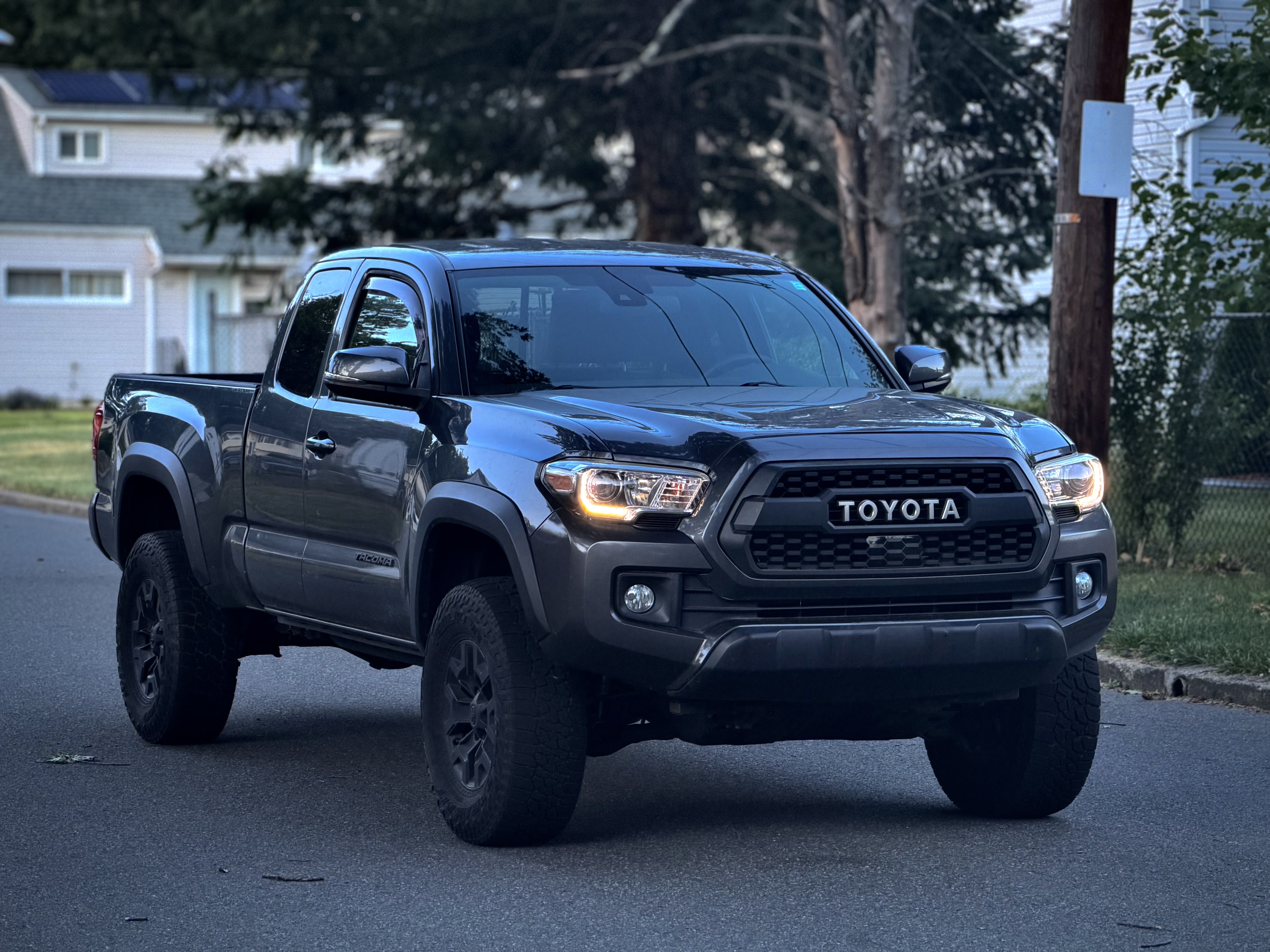 Used 2019 Toyota Tacoma TRD Off-Road AWD/4WD image 2
