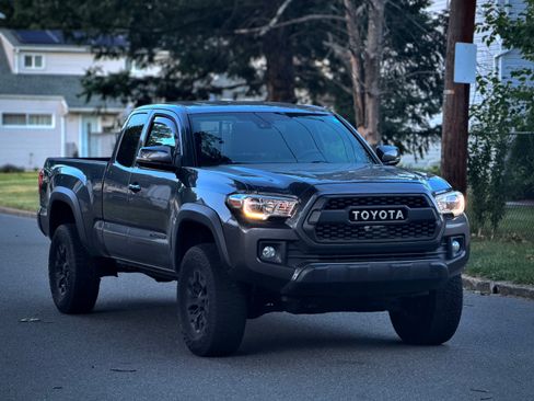 Used 2019 Toyota Tacoma TRD Off-Road AWD/4WD image 2