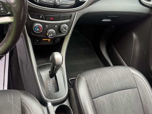 Used 2020 Chevrolet Trax LT w/ LT Convenience Package image 12