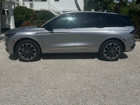 Used 2024 Lincoln Nautilus Reserve AWD/4WD image 2