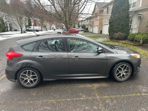 Used 2016 Ford Focus SE w/ SE Sport Package image 5