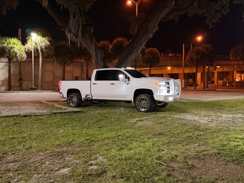 Used 2020 Chevrolet Silverado 2500 LTZ w/ LTZ Convenience Package image 2