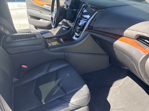 Used 2015 Cadillac Escalade Luxury AWD/4WD image 15