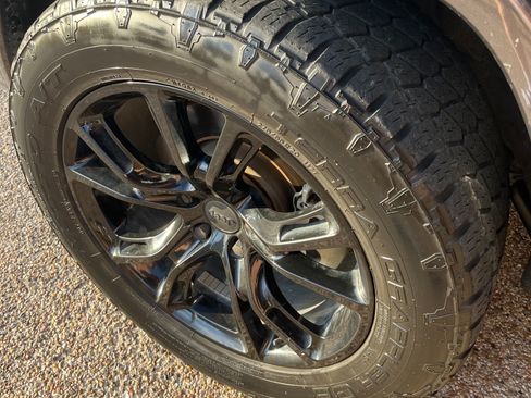 Used 2017 Jeep Grand Cherokee Overland w/ Jeep Active Safety Group image 19