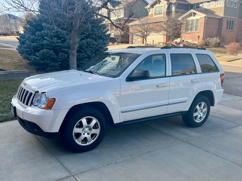 Used 2010 Jeep Grand Cherokee Laredo image 1