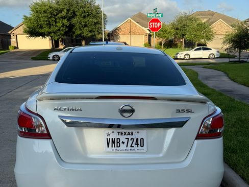 Used 2013 Nissan Altima 3.5 SL w/ Technology Pkg FWD image 4
