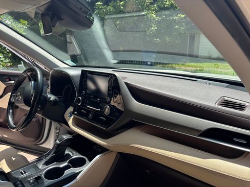 Used 2020 Toyota Highlander XLE FWD image 14