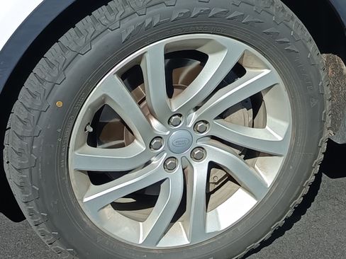 Used 2020 Land Rover Discovery HSE image 25