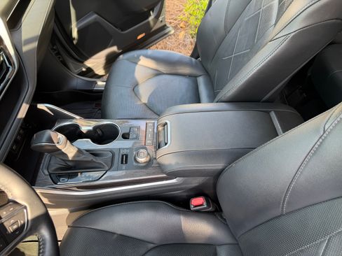 Used 2021 Toyota Highlander Platinum image 12