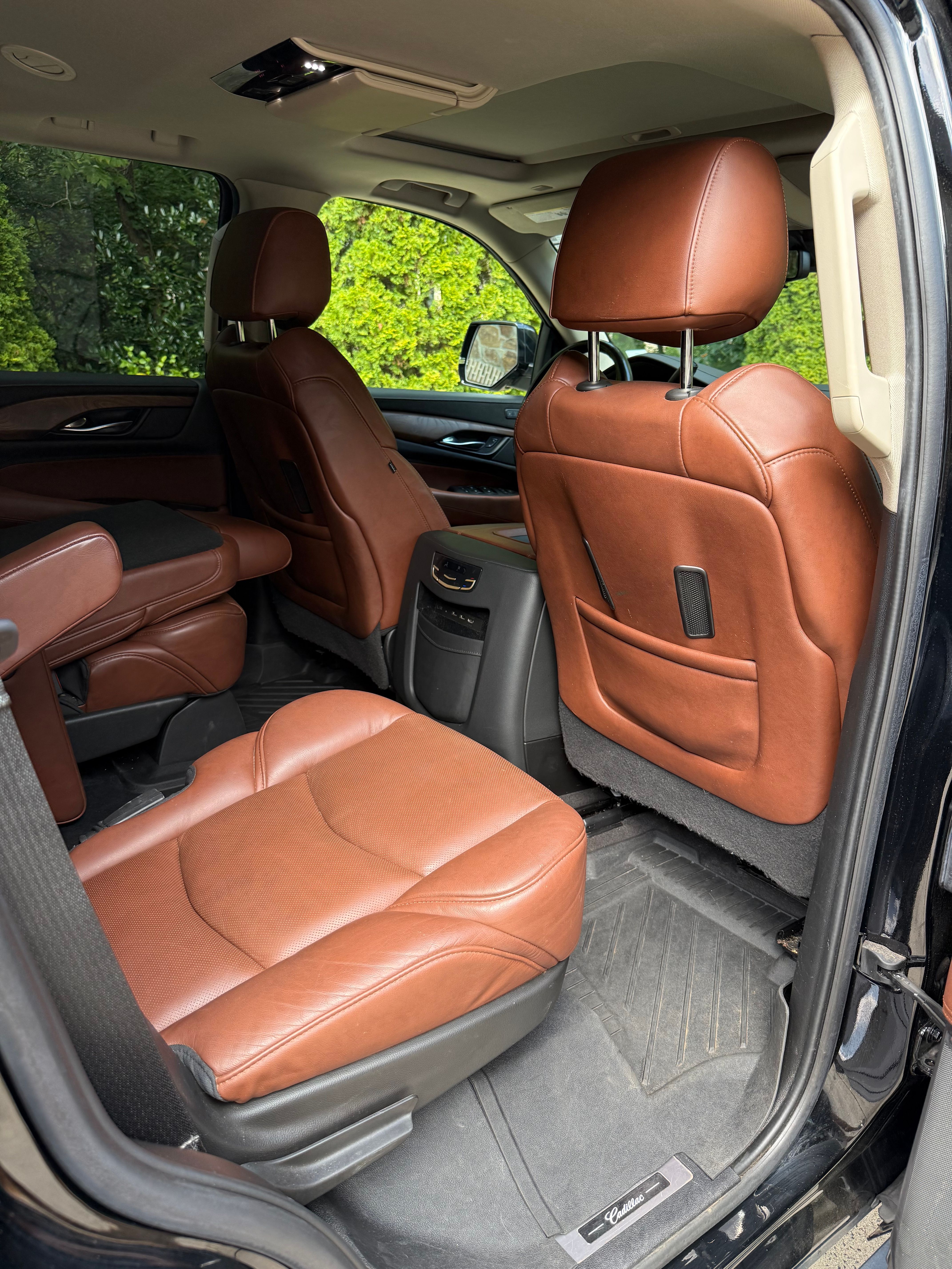 Used 2020 Cadillac Escalade Premium Luxury AWD/4WD image 14