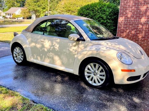Used 2010 Volkswagen Beetle Convertible 2D image 1