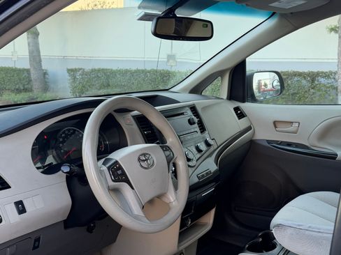 Used 2012 Toyota Sienna LE w/ Towing Pkg FWD image 16