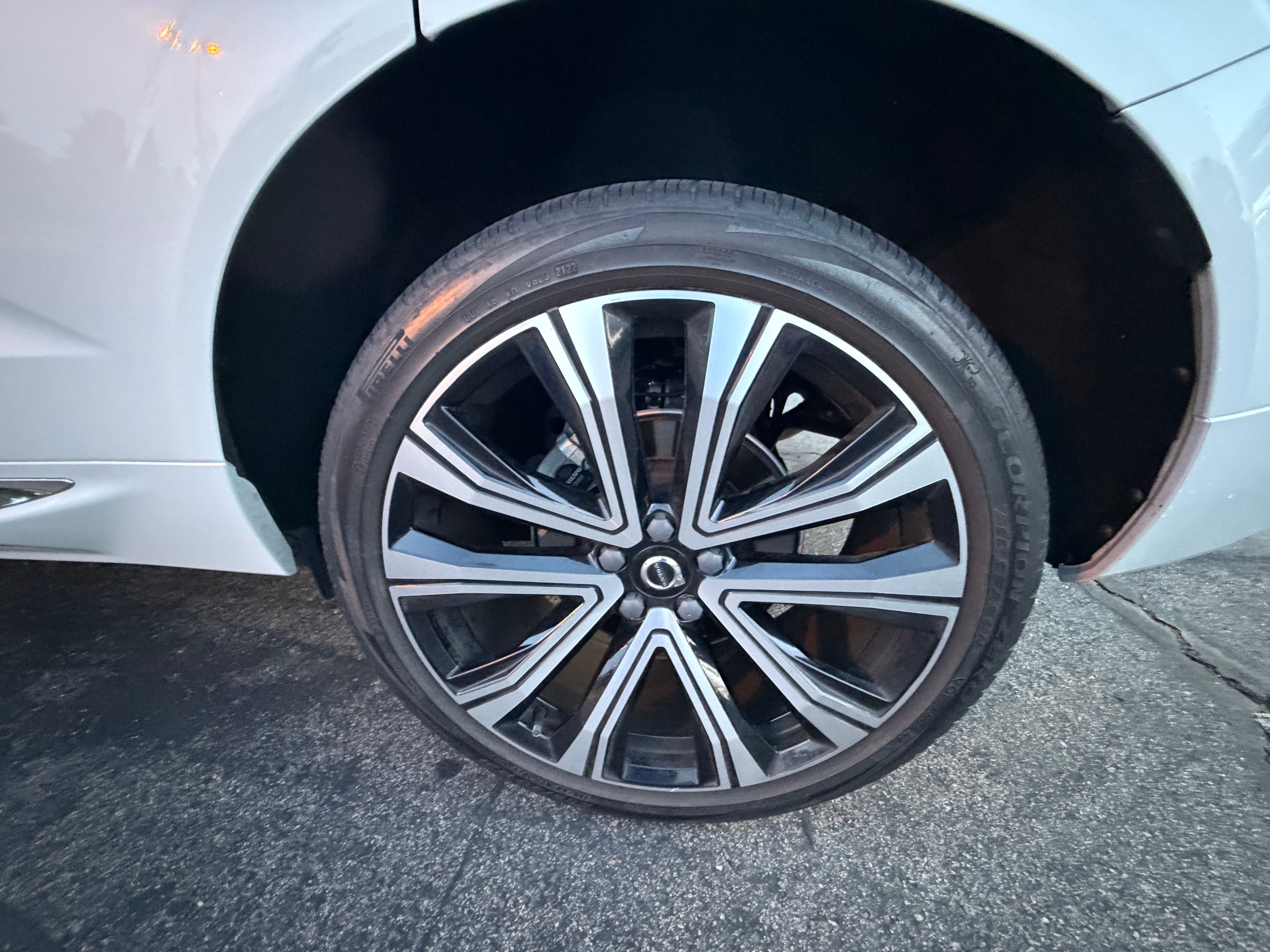 Used 2023 Volvo XC60 B5 Ultimate w/ Climate Package FWD image 21