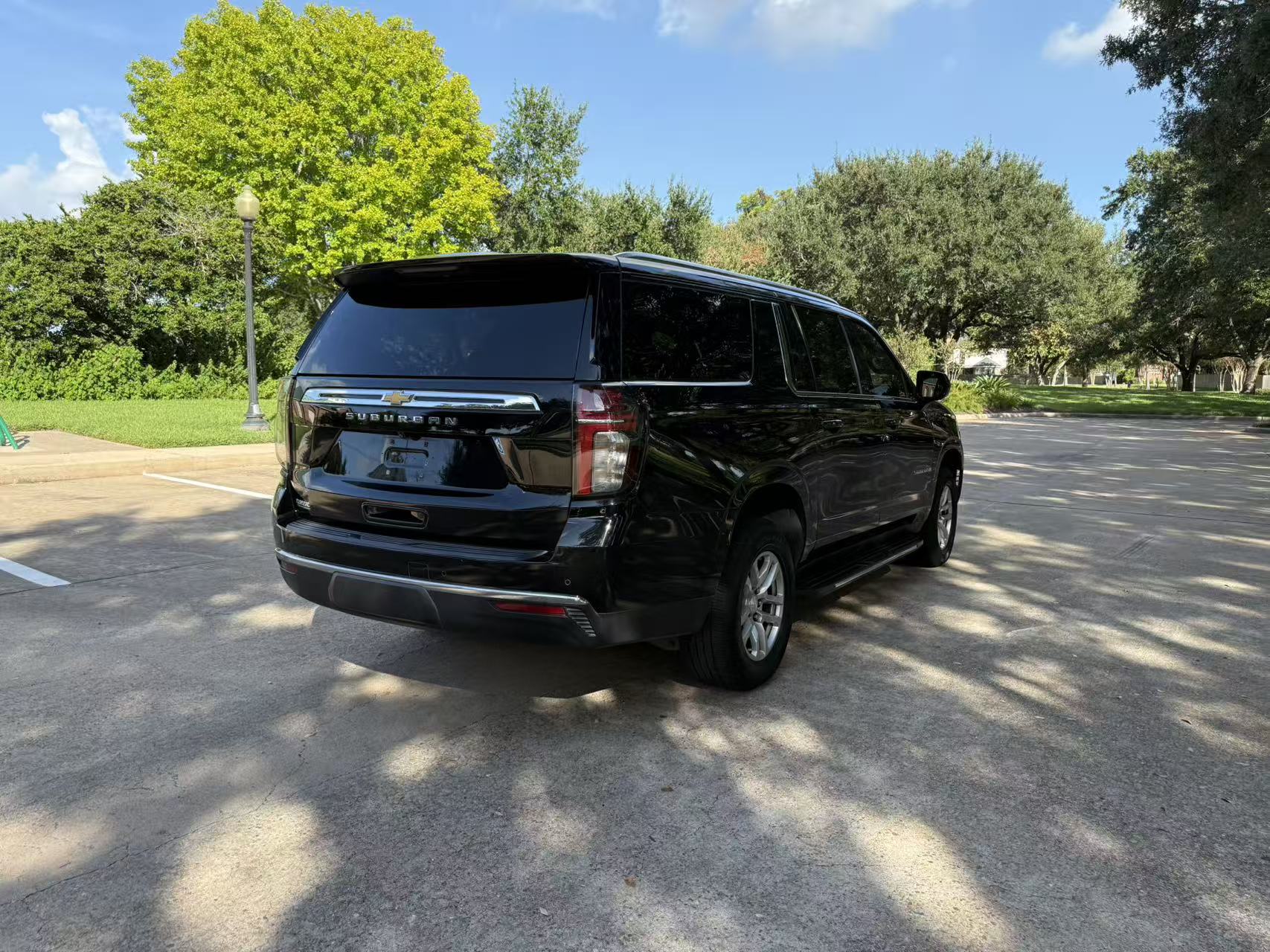 Used 2022 Chevrolet Suburban LS RWD image 9