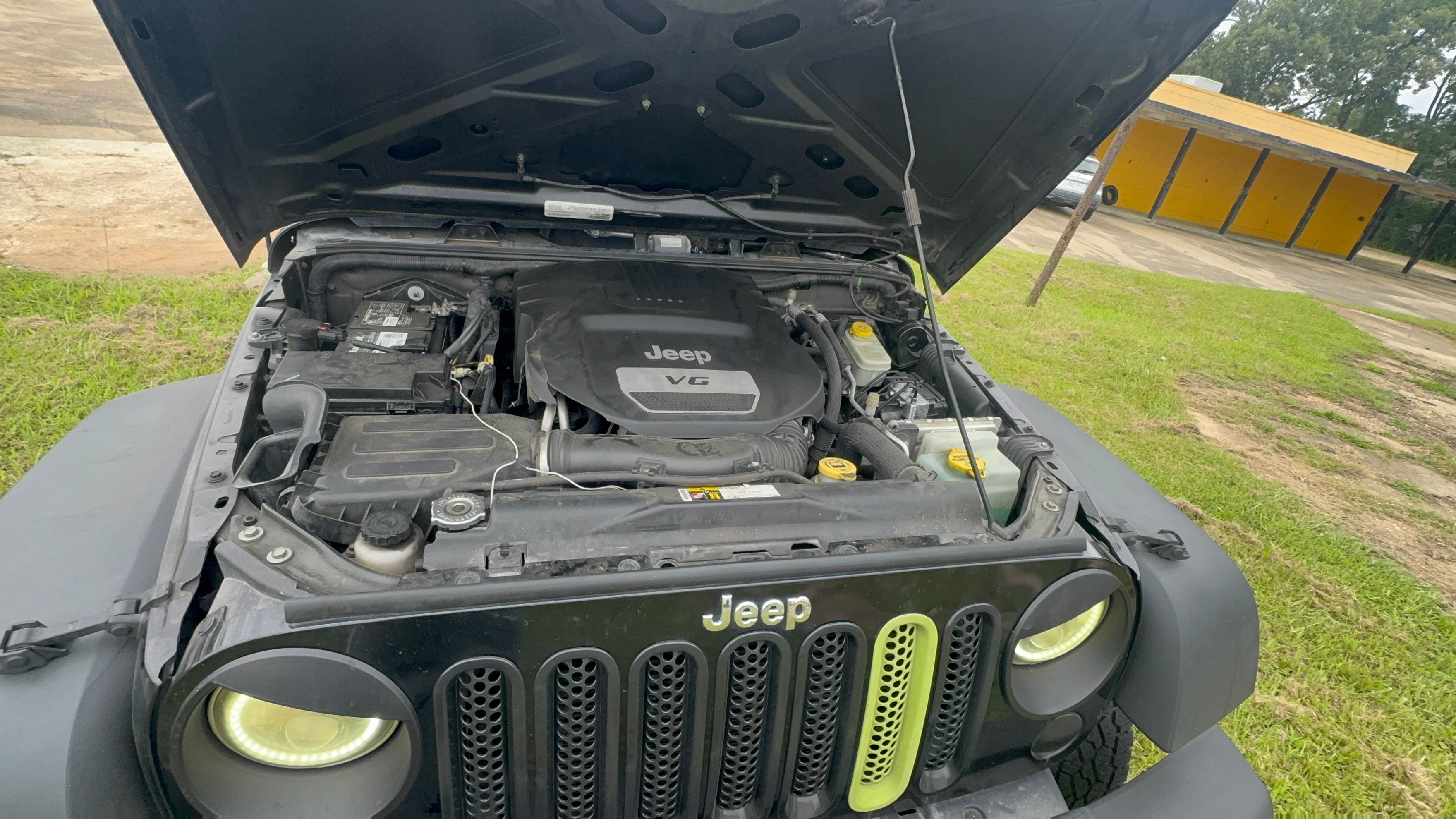 Used 2015 Jeep Wrangler Unlimited Sport w/ Quick Order Package 24S AWD/4WD image 14