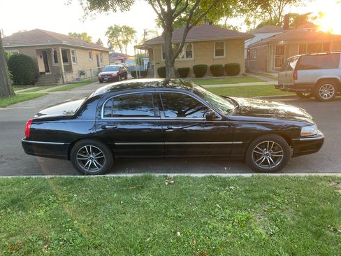 Used 2007 Lincoln Town Car Signature image 2