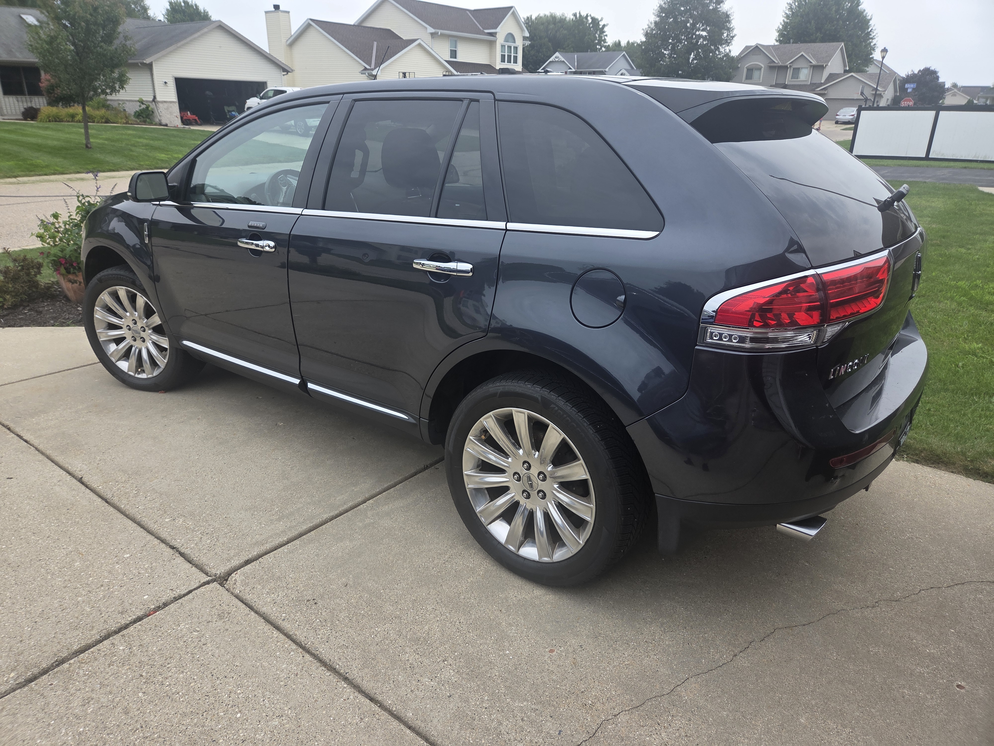 Used 2013 Lincoln MKX AWD image 17