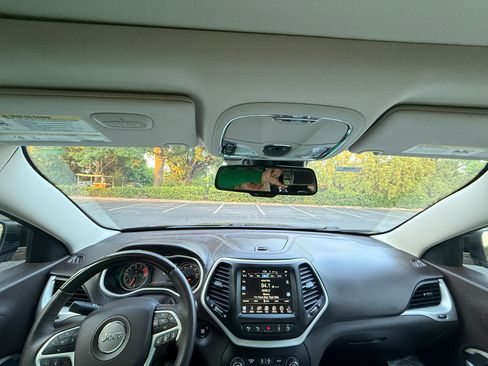 Used 2018 Jeep Cherokee Overland w/ Technology Group AWD/4WD image 15