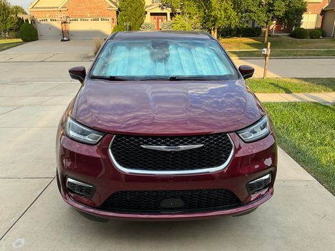 Used 2023 Chrysler Pacifica Touring-L image 2