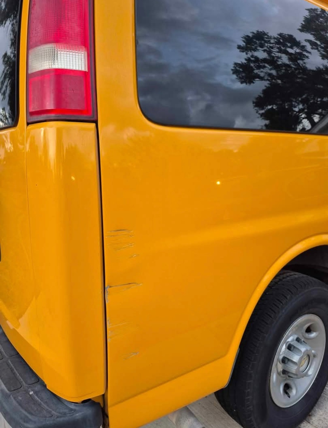 Used 2014 Chevrolet Express 3500 Extended RWD image 12
