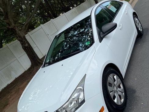 Used 2015 Chevrolet Cruze LS image 2
