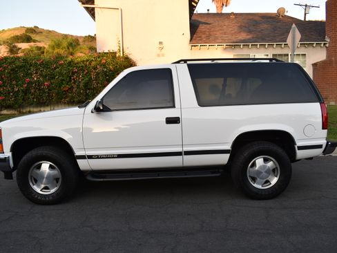 Used 1999 Chevrolet Tahoe 4WD 2-Door w/ Preferred Equipment Group image 2