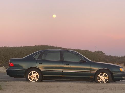 Used 1999 Toyota Avalon XLS image 1