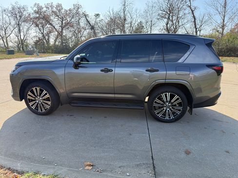 Used 2025 Lexus LX 600 4WD w/ Appearance Package image 8