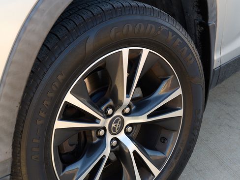 Used 2019 Toyota Highlander LE image 6