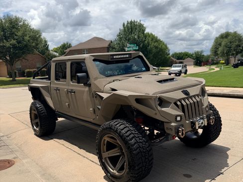 Used 2025 Jeep Gladiator Sport AWD/4WD image 9