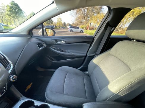 Used 2017 Chevrolet Cruze LT image 16