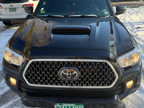 Used 2019 Toyota Tacoma TRD Sport image 10