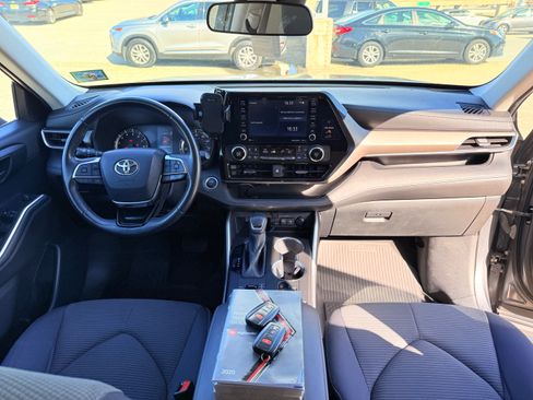 Used 2020 Toyota Highlander LE AWD/4WD image 10