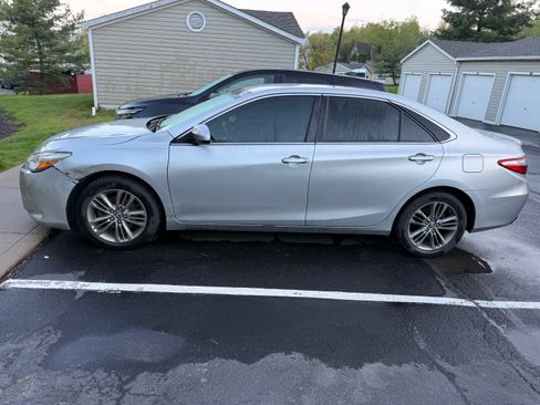 Used 2015 Toyota Camry SE FWD image 1
