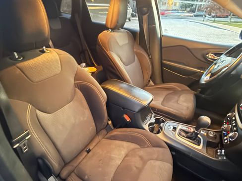 Used 2016 Jeep Cherokee Latitude w/ Comfort/Convenience Group image 9