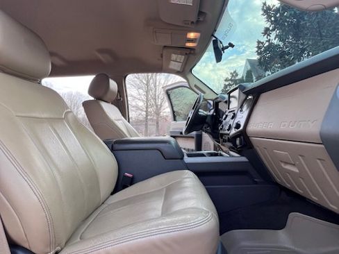 Used 2014 Ford F250 Lariat w/ Lariat Interior Package image 12