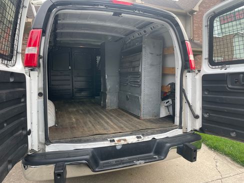 Used 2018 Chevrolet Express 2500 w/ Driver Convenience Package image 14