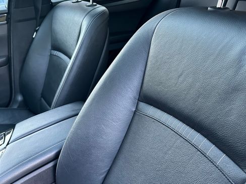 Used 2014 Volkswagen Touareg Sport image 8