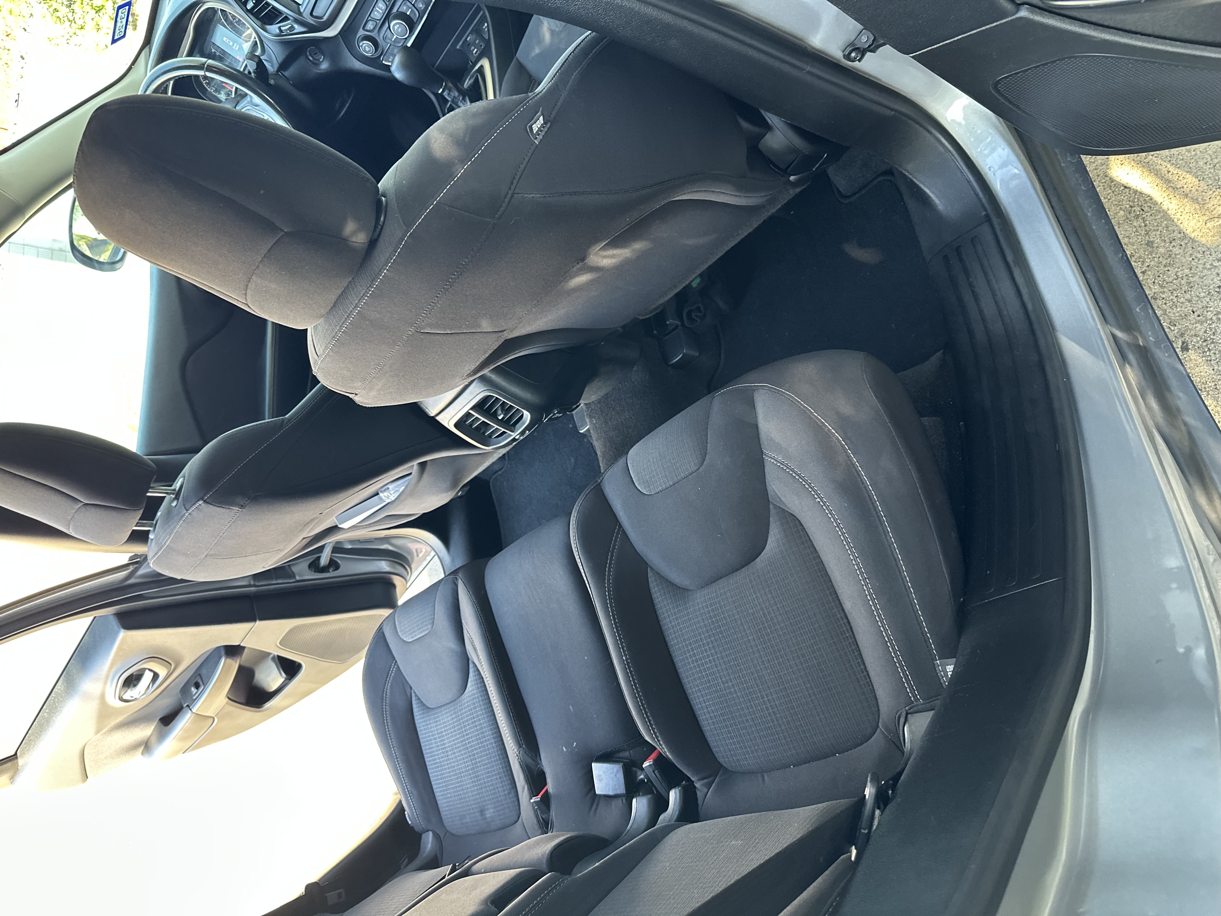 Used 2016 Jeep Cherokee Latitude FWD image 2