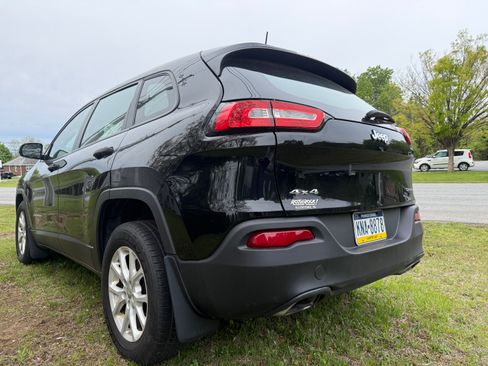 Used 2017 Jeep Cherokee Sport AWD/4WD image 12