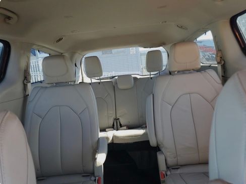 Used 2017 Chrysler Pacifica Limited image 12